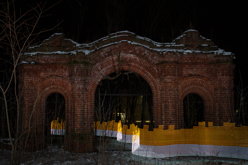 La entrada en ruinas de una antigua iglesia en Starye Bobovichi. Imagen: Greg McNevin / Greenpeace